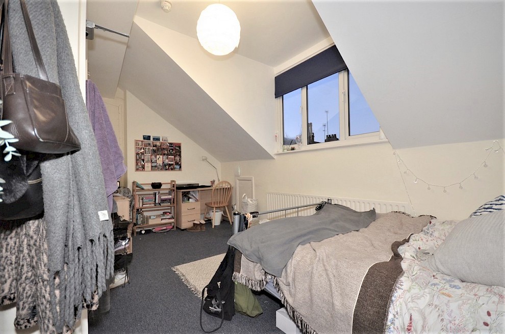 gallery image 12-holberry-close-bedroom-7.jpg